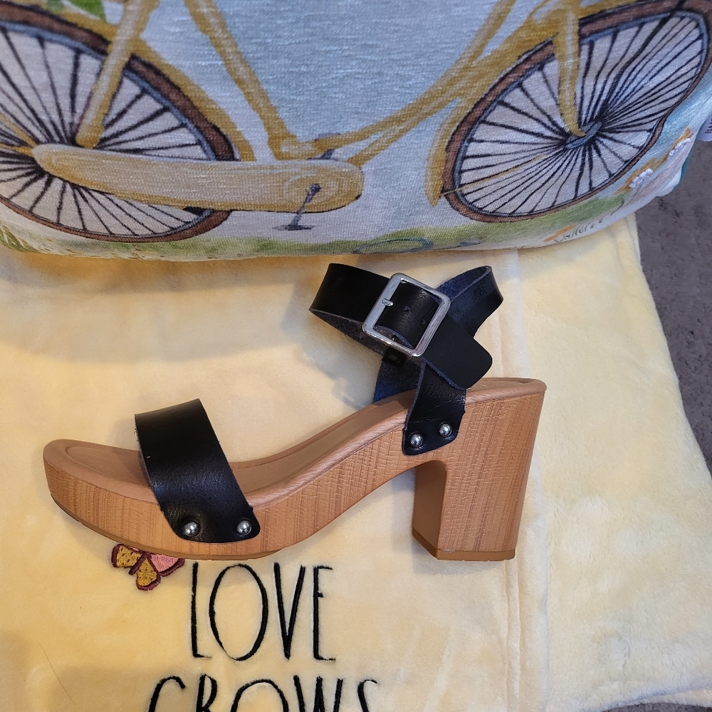 Womens Size 9 Dunes Memory Foam Sandals
